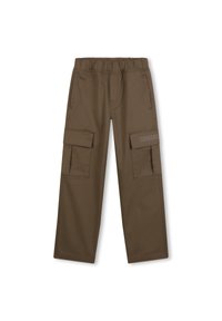 Bruine cargobroek met een elastische tailleband, twee zijzakken en twee grote cargozakken. Bevat een Timberland-logo aan de zijkant.