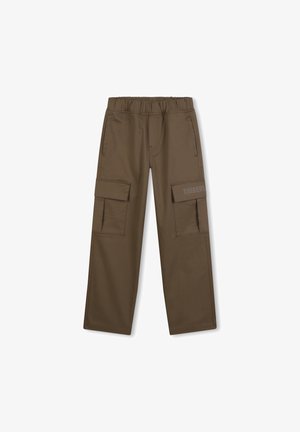 Bruine cargobroek met een elastische tailleband, twee zijzakken en twee grote cargozakken. Bevat een Timberland-logo aan de zijkant.