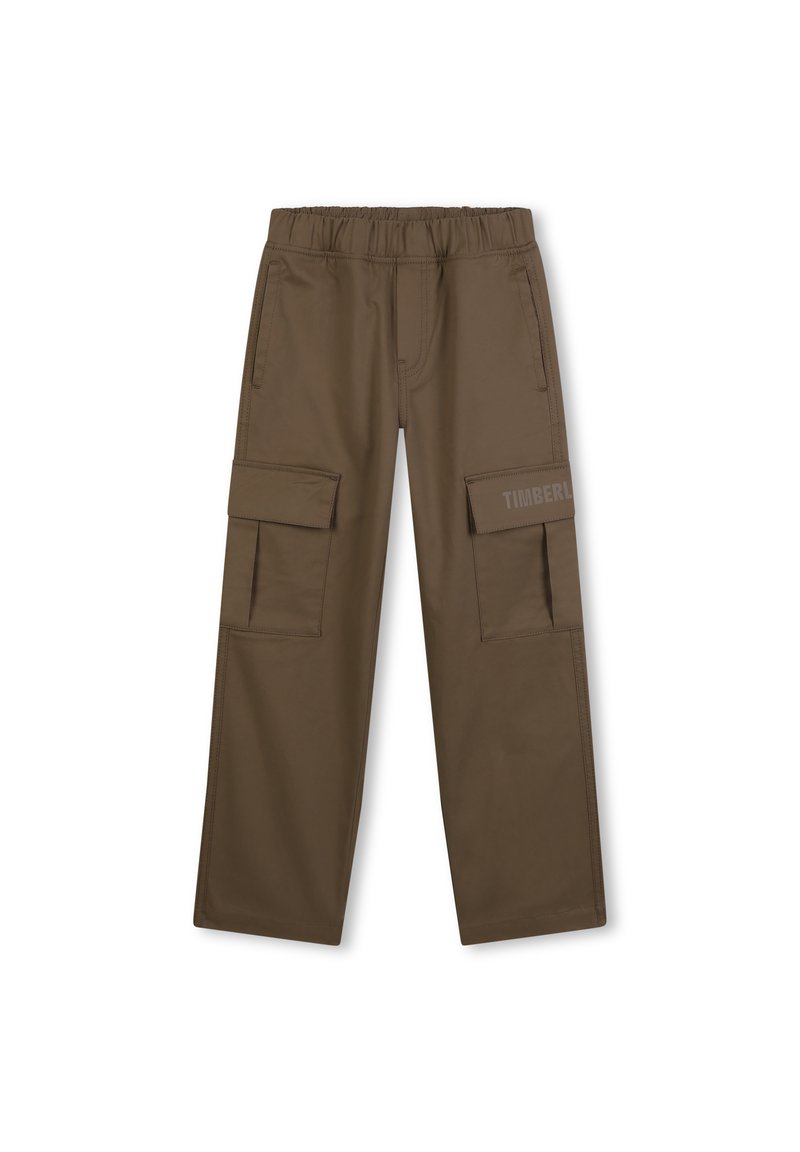 Bruine cargobroek met een elastische tailleband, twee zijzakken en twee grote cargozakken. Bevat een Timberland-logo aan de zijkant.