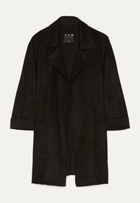 Cappotto in suede nero con ampio colletto, maniche tre quarti, due tasche frontali e vestibilità ampia, caratterizzato da una finitura liscia e texture.