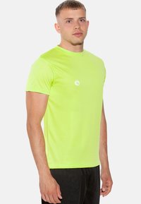 Kurzärmliges, leuchtend neongrünes Sport-T-Shirt aus leichtem Material, mit einem dezenten Logo auf der Brust und einem Rundhalsausschnitt.