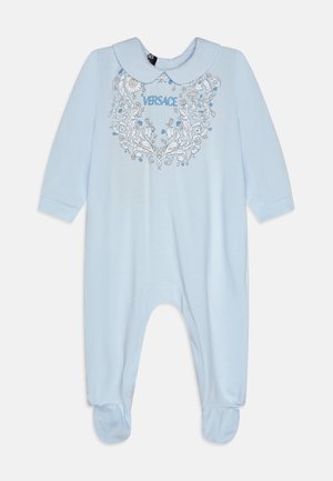 Body azzurro chiaro per bambini con maniche lunghe, colletto tondo e design floreale ricamato. Presenta gambe con piedini e il logo "VERSACE".