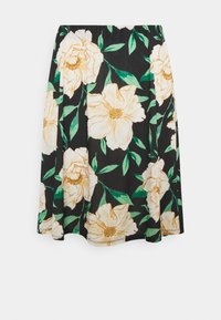 Jupe fleurie noire ornée de grandes pivoines crème et de feuilles vertes, avec une taille élastique et un design fluide. Texture de tissu léger.