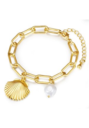 Bracelet en chaîne dorée avec de grands maillons, comportant un charme en forme de coquille Saint-Jacques et une perle blanche polie. Longueur ajustable avec un petit fermoir.