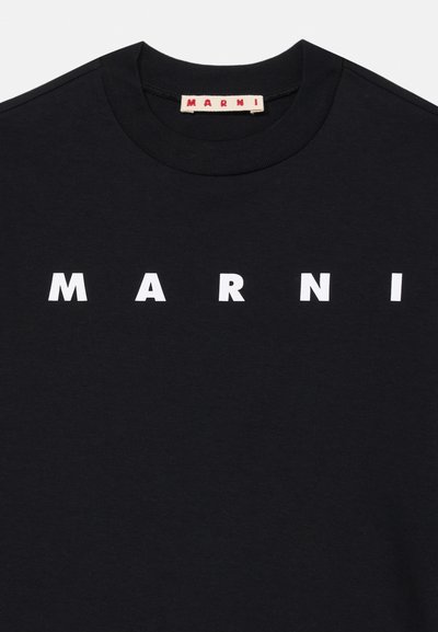 Svart bomull t-shirt med rund halsringning och djärva vita blockbokstäver som stavar "MARNI" över bröstet.