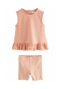 Roze katoenen set met een mouwloze top, voorzien van een gerimpelde, gehaakte zoom, en bijpassende gestreepte shorts met een gekartelde rand.