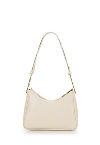 Borsa a tracolla in pelle beige con design curvato, tracolla singola regolabile, dettaglio in catena dorata e chiusura con zip.