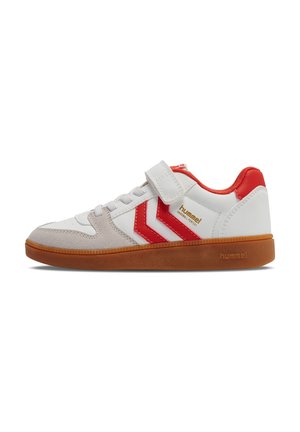 Weißer Sneaker mit roten Akzenten und grauen Wildlederdetails. Verfügt über einen Klettverschluss, ein Schnürdesign und eine Sohle aus Gummi. Markenlogo angebracht.