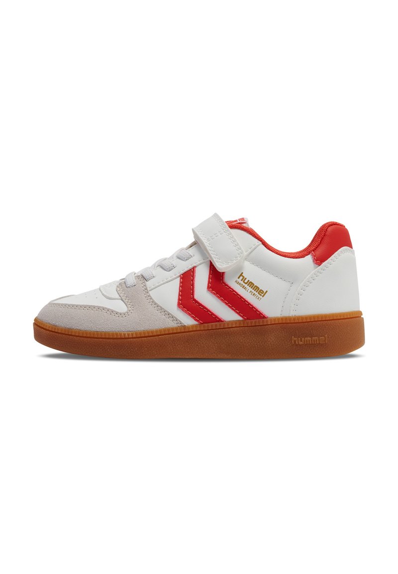 Weißer Sneaker mit roten Akzenten und grauen Wildlederdetails. Verfügt über einen Klettverschluss, ein Schnürdesign und eine Sohle aus Gummi. Markenlogo angebracht.