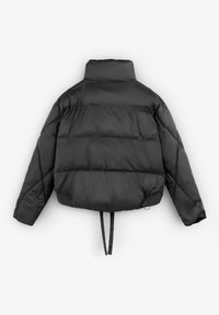 Sort pufferjakke med høj krave, quiltet design, elastiske detaljer i siderne og justerbare snore i kanten.