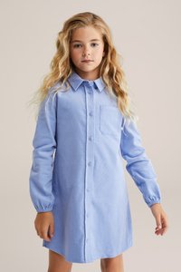 Rochie albastră cu mâneci lungi, prevăzută cu un buzunar pe piept. Confecționată dintr-un material moale cu o textură subtilă, cu manșete elastice și un tiv drept.