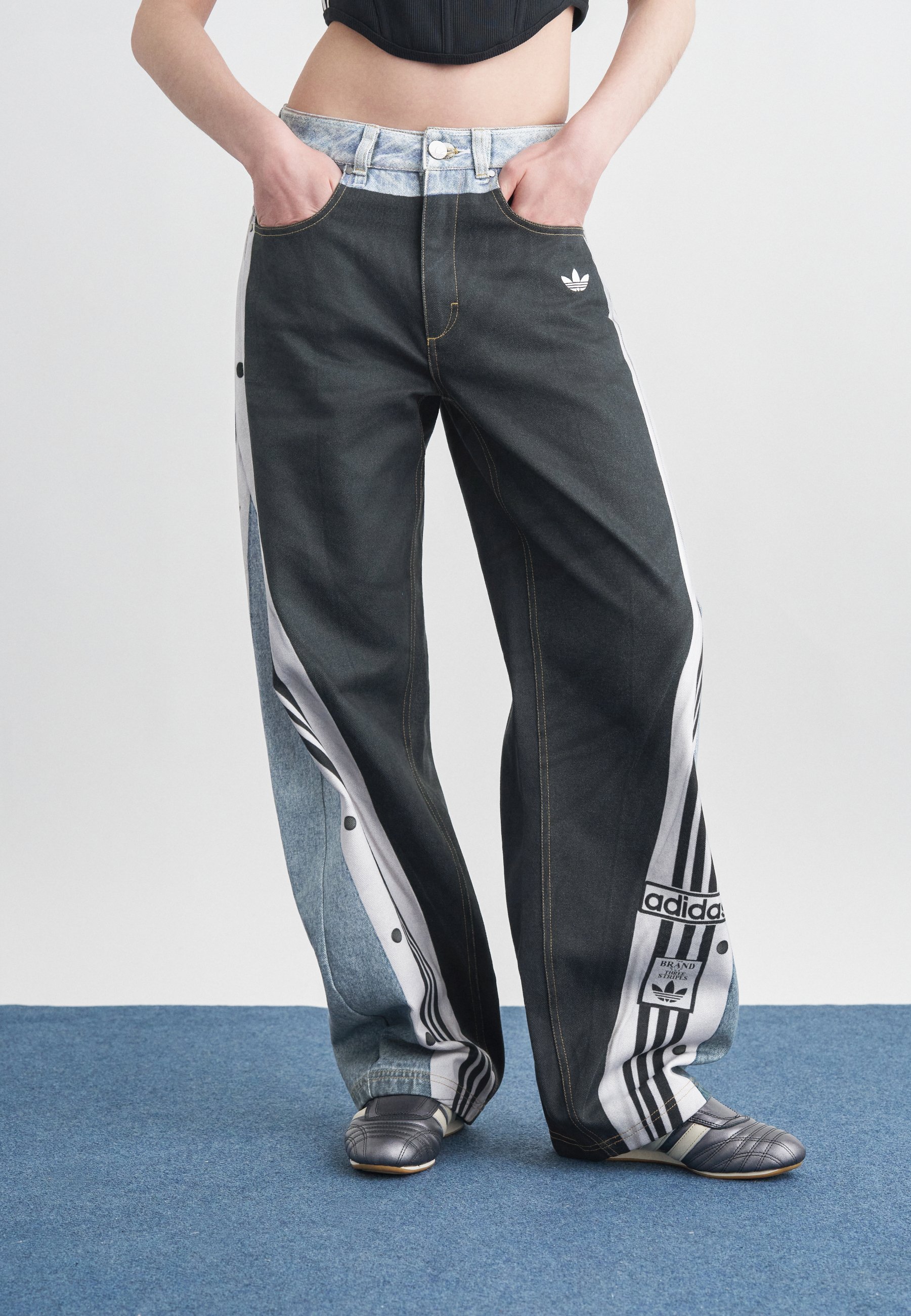 adidas Originals ADIBREAK - Calças de ganga largas - light denim