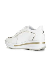 Vita lädersneakers med guldförziering, nitar och en vadderad tunga. Kraftig sula med en slät yta och en strukturerad mönstring.