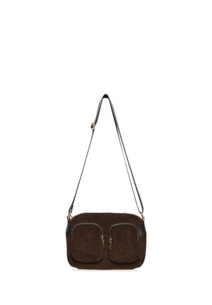 Sac bandoulière en velours côtelé marron avec deux poches zippées à l'avant et une sangle noire réglable.