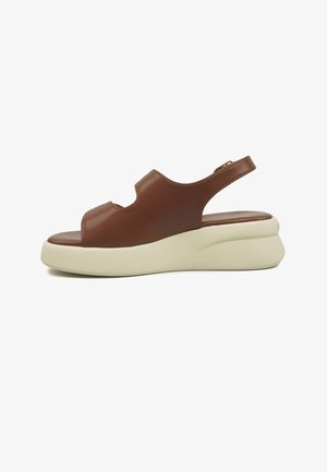 Brauner Leder-Slingback-Sandalette mit offenem Zehenbereich, zwei Aussparungen und dicker weißer Plateau-Sohle.