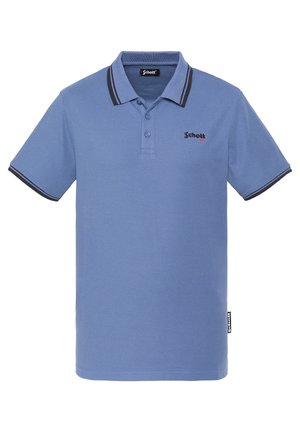 Lichtblauwe polo van katoen, met een kraag met donkerblauwe bies, drie knopen en een klein rood Schott-logo op de borst.