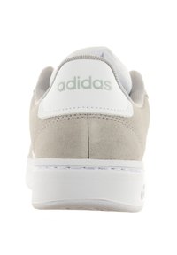 Svijetlosiva nubuk tenisica s bijelim akcentima, s teksturiranim petom i "adidas" logotipom u mint zelenoj boji na stražnjem dijelu. Bijela gumena potplat.