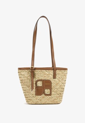 Tkaná taška z prútia s hnedými koženými doplnkami, s obdĺžnikovým dizajnom a nastaviteľnými ramennými popruhmi; obsahuje nášivku s logom.