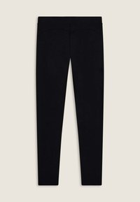 Leggings neri realizzati in un tessuto morbido e elasticizzato. Presentano una vita alta e un design aderente, che si restringe alla caviglia. Nessun motivo visibile.