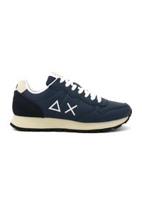 Sneakers blu navy con lacci e marchio bianchi. Realizzati con materiali lisci e testurizzati, presentano una suola color crema e un accento scuro sul tallone.