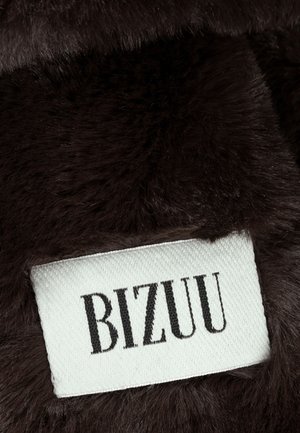 Ciemnobrązowa tkanina z futerkiem sztucznym z białą metką z napisem "BIZUU" w kolorze czarnym, prezentująca miękką teksturę i gładkie wykończenie.