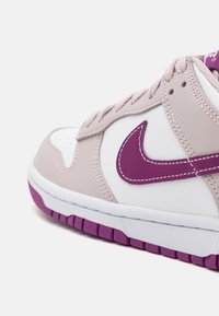 Nike Sportswear DUNK LOW UNISEX - Baskets basses - white/viotech/platinum violet