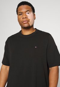 Tommy Hilfiger TEE - T-shirt básica - black