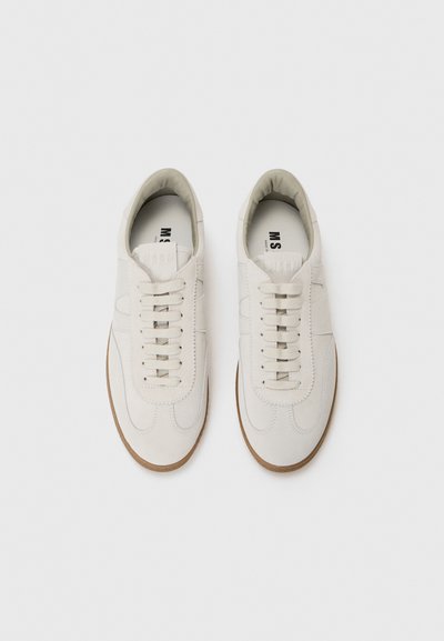 Hellgraue Wildledersneaker mit runder Zehenpartie, Schnürdesign, strukturierten Akzenten und einer kontrastierenden braunen Gummisohle.