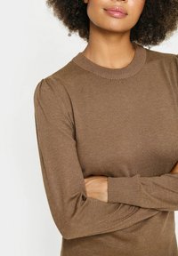 Brauner Strickpullover mit rundem Halsausschnitt, gerippten Bündchen und leicht puffenden Ärmeln, mit einer glatten Textur und figurbetontem Schnitt.