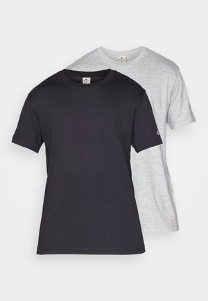 Deux t-shirts à manches courtes, un noir et un gris clair. Les deux sont en coton, avec des cols ronds et une coupe décontractée.
