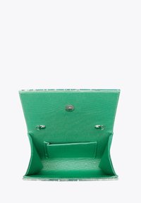 Portafoglio verde con tasca interna, caratterizzato da un design strutturato e una texture liscia. Si chiude con un bottone a pressione e comprende fessure per le carte.