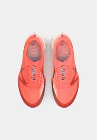 Nike Performance TERRA KIGER 10 - Tenisice za trail trčanje - hyper crimson/dark team red/sail/glacier blue
