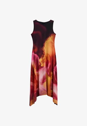 Ærmeløs kjole med høj-lav kant og abstrakt blomsterprint i nuancer af rød, pink, orange og gul på mørk baggrund.