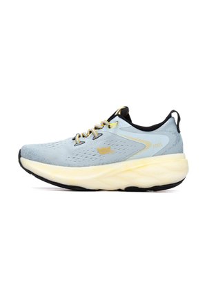 Zapato deportivo azul claro con parte superior texturizada, detalles amarillos y talón negro. Cuenta con suela acolchada y cordones para un ajuste seguro.