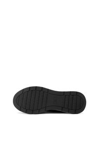 Suola di scarpa in gomma nera con un motivo testurizzato che presenta scanalature orizzontali e verticali, offrendo aderenza e grip.