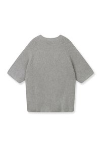 Pull gris surdimensionné à manches courtes, en maille douce, doté d'un col rond et d'un design minimaliste.