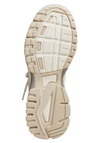 Semelle de chaussure de sport gris clair avec un motif en caoutchouc texturé ; présente des rainures profondes pour la traction et un profil lisse et arrondi.