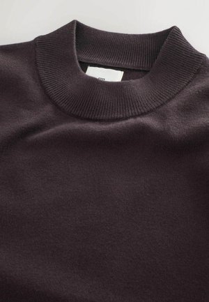 Dunkellila Pullover mit geripptem Rundhalsausschnitt, weichem Griff und glatter Oberfläche. Etikett innen am Halsausschnitt sichtbar.