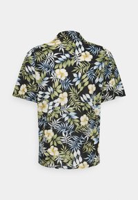 Korte mouwen met een bloemenpatroon op een zwarte achtergrond, met witte, gele en blauwe bloemen en groene bladeren. Lichtgewicht, ademende stof.