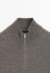 Maglione grigio a collo alto in maglia con zip metallica a metà e collo a costine, con etichetta "Massimo Dutti" all'interno del colletto.