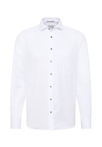 Camicia bianca a maniche lunghe realizzata in tessuto liscio, con colletto a punta, taschino sul petto e bottoni neri lungo il davanti.