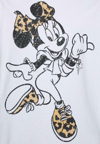 Hvit T-skjorte med grafikk av en karakter i leopardmønstret sløyfe og sko. Designet inkluderer sterke, svarte konturer og detaljer.