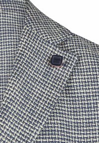 Gewebter Blazer mit einem blau-hellbeige Hahnentrittmuster, strukturiertem Stoff und einem mit Logo versehenen schwarzen Knopf am linken Revers.