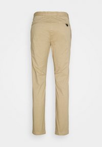Pantalon beige droit vu de dos avec passants de ceinture et deux poches arrière horizontales sur fond blanc.