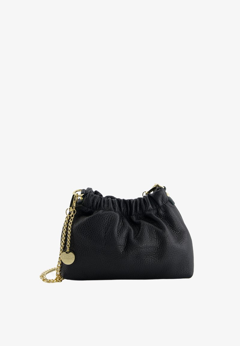 Schwarze Lederhandtasche mit gerafftem Oberteil, goldener Kettenriemen und einem runden Metalletikett. Die Oberfläche hat eine strukturierte Verarbeitung für ein hochwertiges Erscheinungsbild.