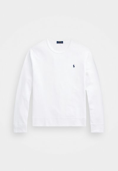 Sudadera blanca de manga larga con cuello redondo, que presenta un pequeño logo azul marino en el pecho y un dobladillo recto. Fabricada en tela suave.