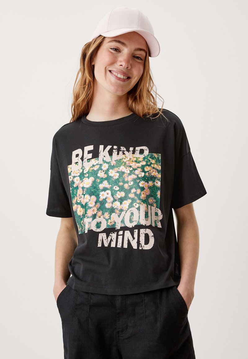 Damen T-Shirts | QS by s.Oliver SUR LE DEVANT T-Shirt print black placed print/schwarz - TH10706 Damen T-Shirts | QS by s.Oliver SUR LE DEVANT T-Shirt print black placed print/schwarz - TH10706