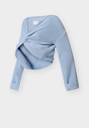 Ανοιχτό μπλε πλεκτό κοντό πουλόβερ με μακριά μανίκια και λεπτομέρεια με μπροστινό κόμπο σε λευκό φόντο.