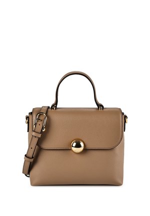 Braune Lederhandtasche mit einem oberen Griff, verstellbarem Schulterriemen und einem runden goldenen Verschluss auf der vorderen Klappe.