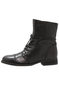 Botín de cuero negro hasta el tobillo con puntera redonda, cordones en la parte frontal y un tacón bajo cuadrado. Textura suave con un diseño simple y detalle de costura.